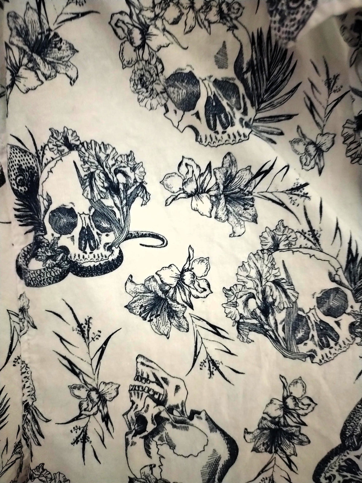 Divided Men's Short Sleeve Button Up Shirt Skulls, Snakes and Flowers Size XL