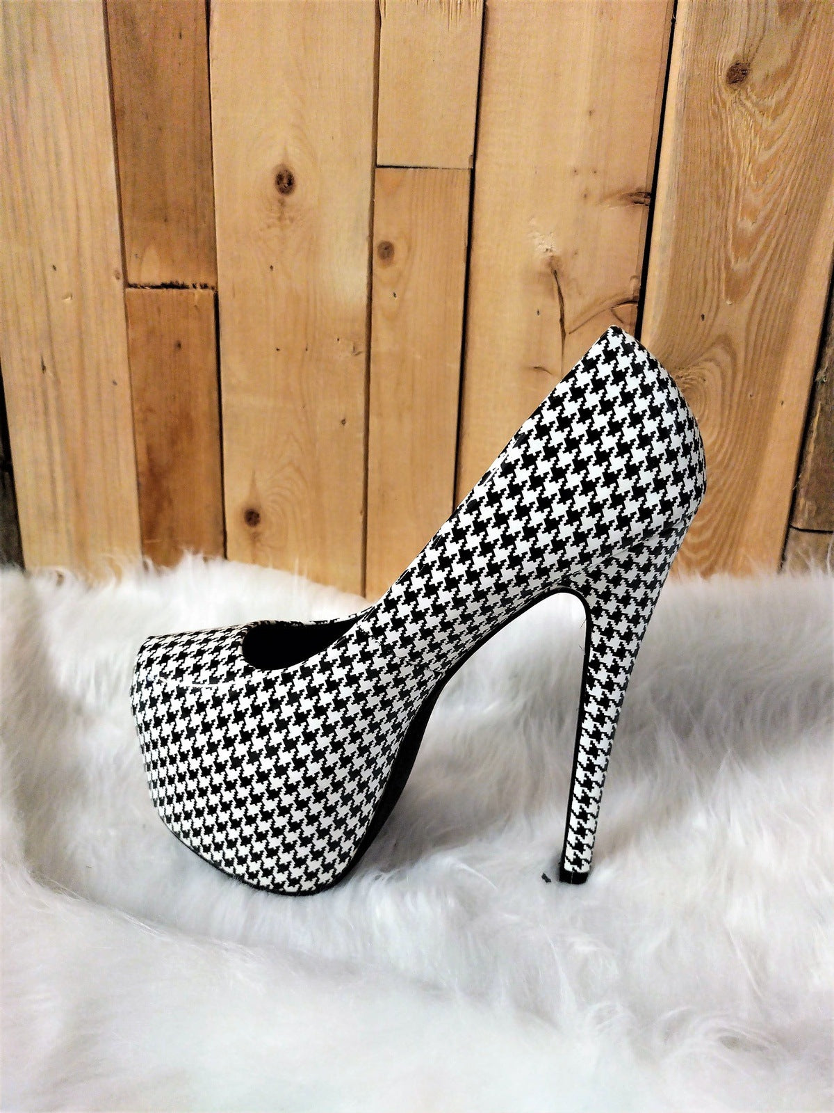 Charlotte Russe Houndstooth Size 8 6 inch heel