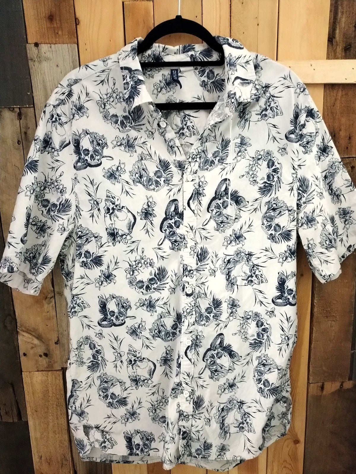 Divided Men's Short Sleeve Button Up Shirt Skulls, Snakes and Flowers Size XL