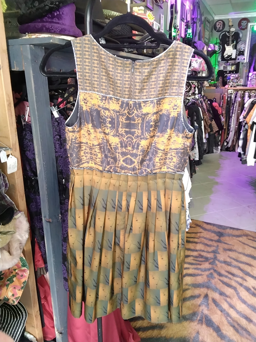 RARE Launch By Susan Young SZ4 Pleated Dress Size 4