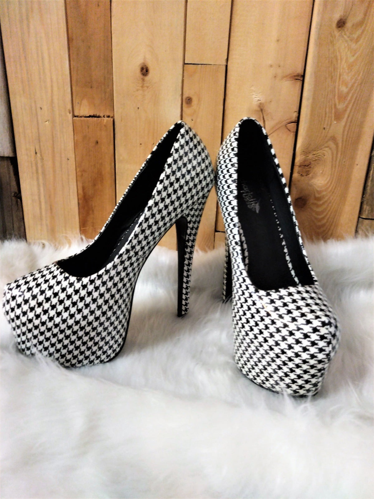 Charlotte Russe Houndstooth Size 8 6 inch heel